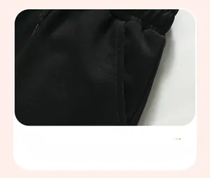 Détail du pantalon en coton noir pour garçon avec taille élastique, cordon et poches