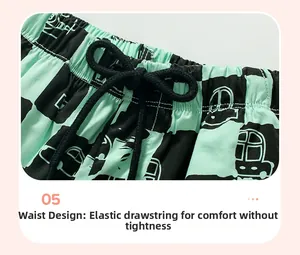 Dettaglio dei pantaloncini da bambino verde menta con vita elastica e coulisse nera con auto