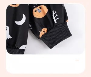 Détail des poignets côtelés sur sweat Halloween pour enfant avec citrouilles et fantômes