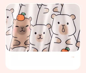Gros plan sur l'imprimé dessin animé de capybara et d'ours polaire sur tissu