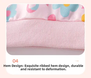 Dettaglio macro dell'orlo a costine elasticizzato su maglia neonata a fiori