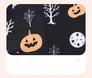 Détail des motifs de citrouille et toile d'araignée d'Halloween sur tissu noir