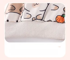 Vue détaillée de l'ourlet côtelé de qualité sur un sweat-shirt à motif dessin animé