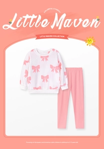Dettaglio felpa in peluche bianca per bambine con fiocchi rosa e pantaloni coordinati