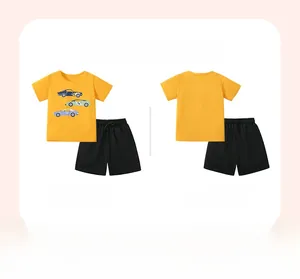 Détail d'un ensemble d'été garçon avec t-shirt jaune voiture de course et short noir
