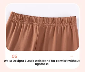 Détail de la taille élastique large sur un pantalon en tricot marron pour fillettes