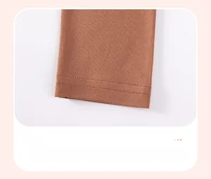 Détail des poignets en tricot marron avec double couture renforcée pour ensemble fille