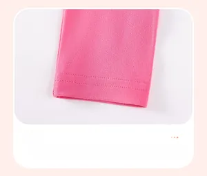 Dettaglio dei leggings rosa per neonata con orlo a doppio ago e trama del tessuto morbido