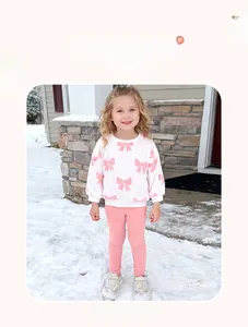 Completo invernale da bambina con felpa con fiocco rosa e pantaloni sulla neve