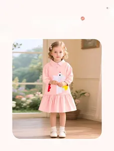 Details von hellrosa Langarmkleid mit weißem Hasen-Patch und Faltenrock für Mädchen