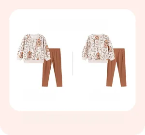 Détail de l'ensemble pyjama fille en coton avec motifs d'ours et pantalon marron ajusté