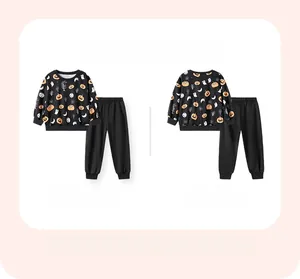 Vue avant et arrière de l'ensemble Halloween pour enfants avec motifs citrouilles