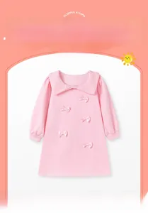 Dettaglio dell'abito rosa a maniche lunghe da bambina con colletto Peter Pan e fiocchi