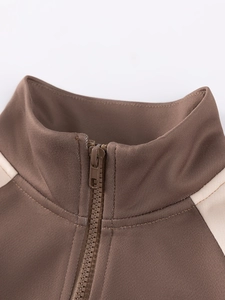 Veste pour garçons bicolore marron et beige avec col montant et détails en tricot