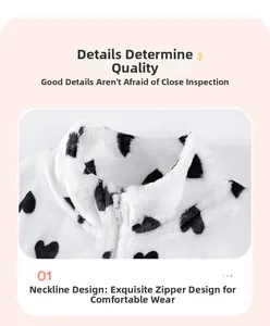 Dettaglio gilet in peluche bianco con stampa a cuori neri e colletto alto con cerniera