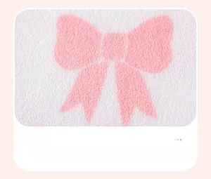 Dettaglio del morbido pile bianco con stampe di fiocchi rosa per abbigliamento neonati