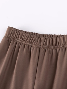 Gros plan d'un pantalon d'automne marron pour garçon avec taille élastique et texture tissée