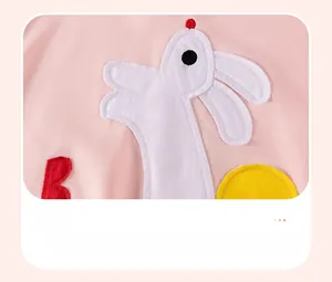 Nahaufnahme vom rosa Baumwollkleid mit Hasen-Applikation und feinen Stickerei-Details