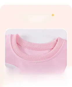 Détail de robe rose pour fille avec encolure côtelée et coutures de haute qualité