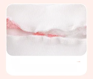 Dettaglio dell'orlo a costine bianco con morbida fodera in pile rosa per abbigliamento bimba