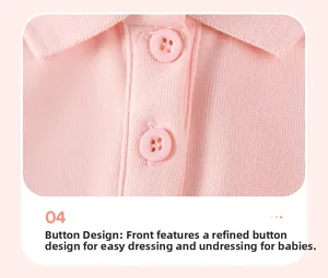 Nahaufnahme von rosa Strickkleid-Kragen mit praktischem Knopfverschluss für Babys