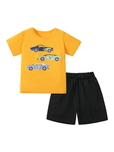 Ensemble d'été pour garçons avec t-shirt jaune à motifs de voitures et short noir
