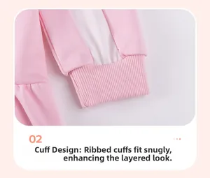 Détail d'une robe rose à manches longues montrant les poignets côtelés et rayure