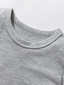 T-shirt grigia a maniche corte per bambini in cotone a maglia con scollo rotondo curato