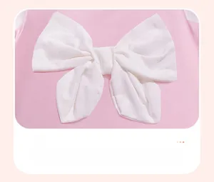 Vue détaillée d'une robe rose pour fille avec un grand nœud blanc 3D et texture