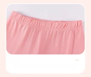 Dettaglio della tuta in pile rosa per bambini con elastico in vita e cuciture piatte