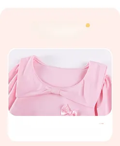 Dettaglio del colletto Peter Pan rosa con fiocco in seta su un vestito da bambina