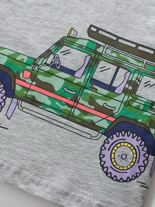 T-shirt grigia in cotone per bambini con stampa di auto fuoristrada mimetica