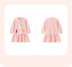 Detail eines rosa langärmeligen Baumwollkleids mit weißem Hasenstickerei und Volantsaum