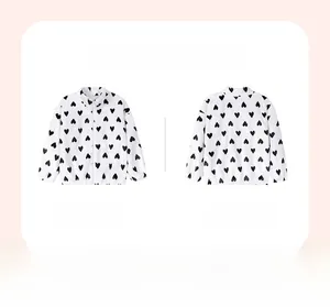 Vista fronte e retro di un cardigan in pile bianco per bambina con cuori neri