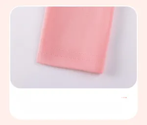 Dettaglio del polsino dei pantaloni in maglia rosa con doppia cucitura e trama morbida