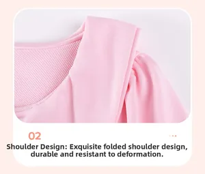 Dettaglio di un abito in maglia rosa tenue con design a pieghe sulla spalla e trama