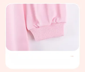 Dettaglio dell'abito rosa da bambina con polsini a costine e trama del tessuto