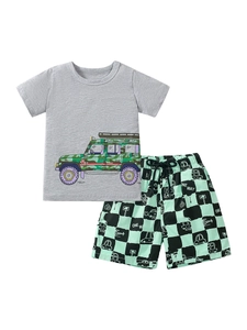 Completo estivo da bambino con t-shirt grigia fuoristrada e pantaloncini a scacchi