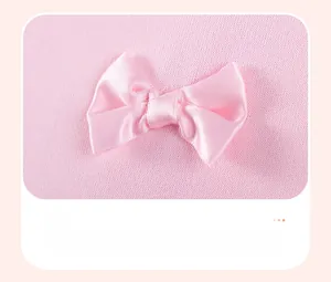 Dettaglio del fiocco in raso 3D rosa sull'abito da principessa in maglia bimba