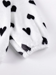 Felpa in pile bianca da bambina con motivi a cuori neri e polsini a costine elasticizzati