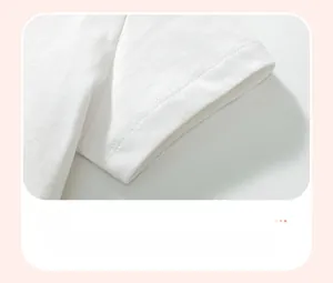 Détail de la manche d'un t-shirt en coton blanc avec couture robuste à double aiguille