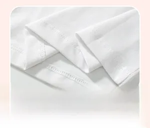 Détail de la couture double à l'ourlet et texture du coton sur le t-shirt blanc enfant