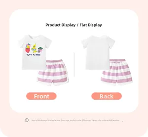 Vue à plat de l'ensemble d'été pour filles avec t-shirt imprimé et short rayé