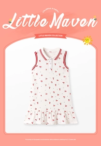 Détail d'une robe polo sans manches pour filles avec imprimé cerise et ourlet volanté