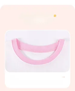 Détail de l'encolure en maille côtelée rose contrastée et double couture sur haut blanc fille