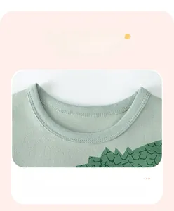 Dettaglio del colletto della maglietta in maglia verde chiaro con doppie cuciture