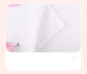 Détail des manches courtes avec liseré rose et accents en mesh sur t-shirt blanc fille