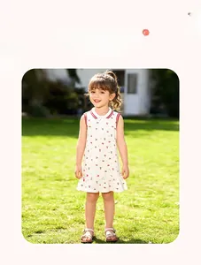 Présentation d'une robe polo blanche sans manches pour fille avec imprimé cerises rouges