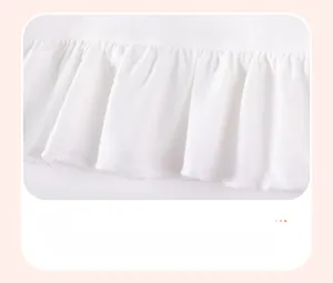 Détail de l'ourlet à volants sur la tenue d'été en coton blanc pour filles avec cochon