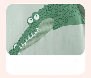 Dettaglio della stampa a coccodrillo su una t-shirt in cotone verde per bambini